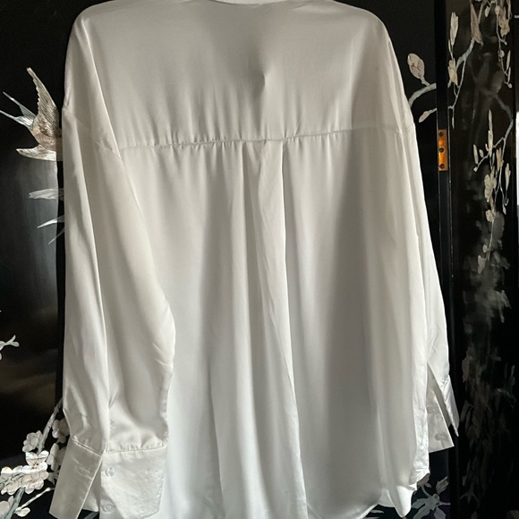 🦢 NWT This beautiful blouse is adorned with faint blue iridescent rhinestones. - Picture 3 of 5